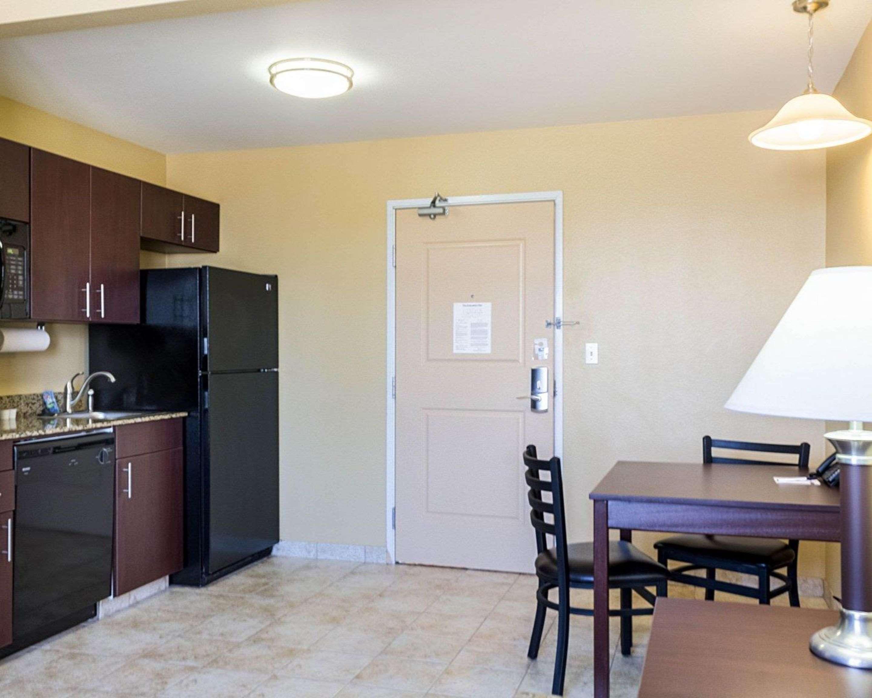 Mainstay Suites Minot Exterior photo