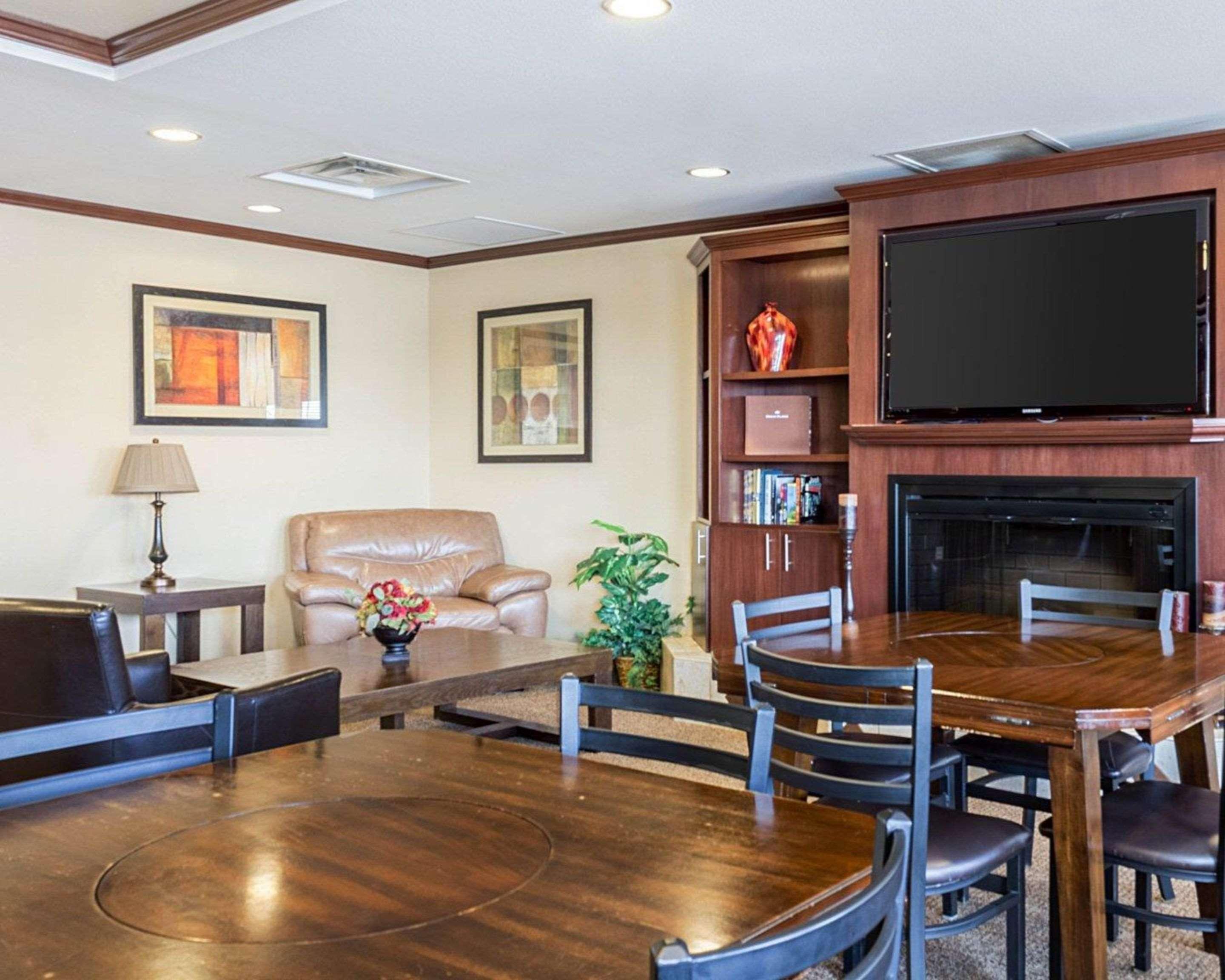 Mainstay Suites Minot Exterior photo